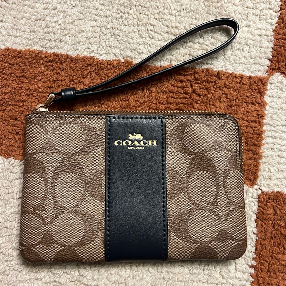 NWOT COACH corner zip wristlet.